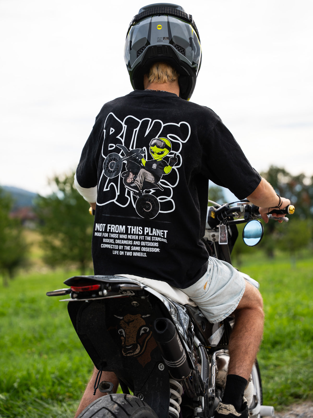 PRE-VENTA BIKE LIFE: NOT FROM THIS PLANET T-SHIRT — ACID WASH BLACK