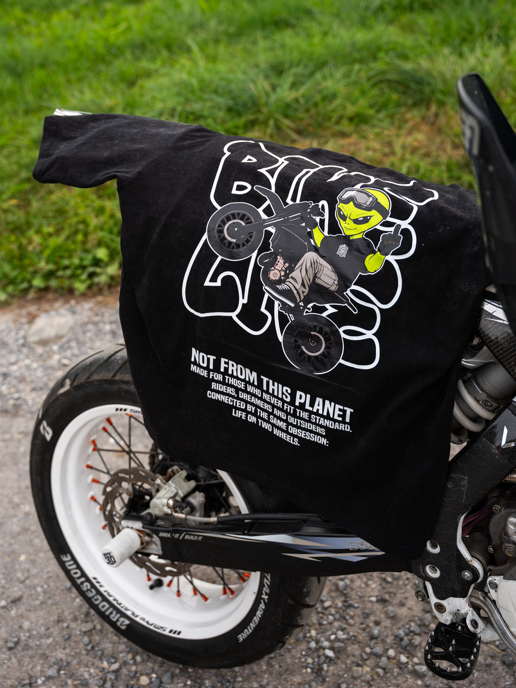 PRE-VENTA BIKE LIFE: NOT FROM THIS PLANET T-SHIRT — ACID WASH BLACK