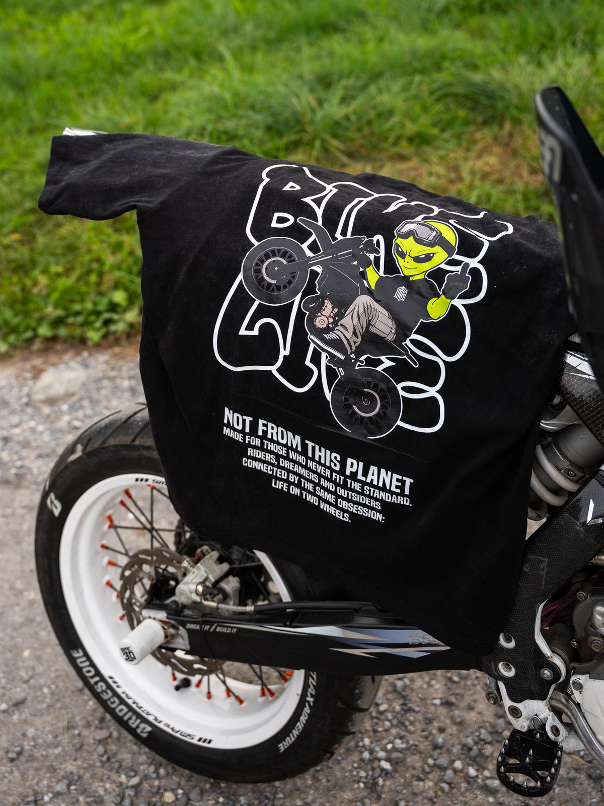 PRE-VENTA BIKE LIFE: NOT FROM THIS PLANET T-SHIRT — ACID WASH BLACK