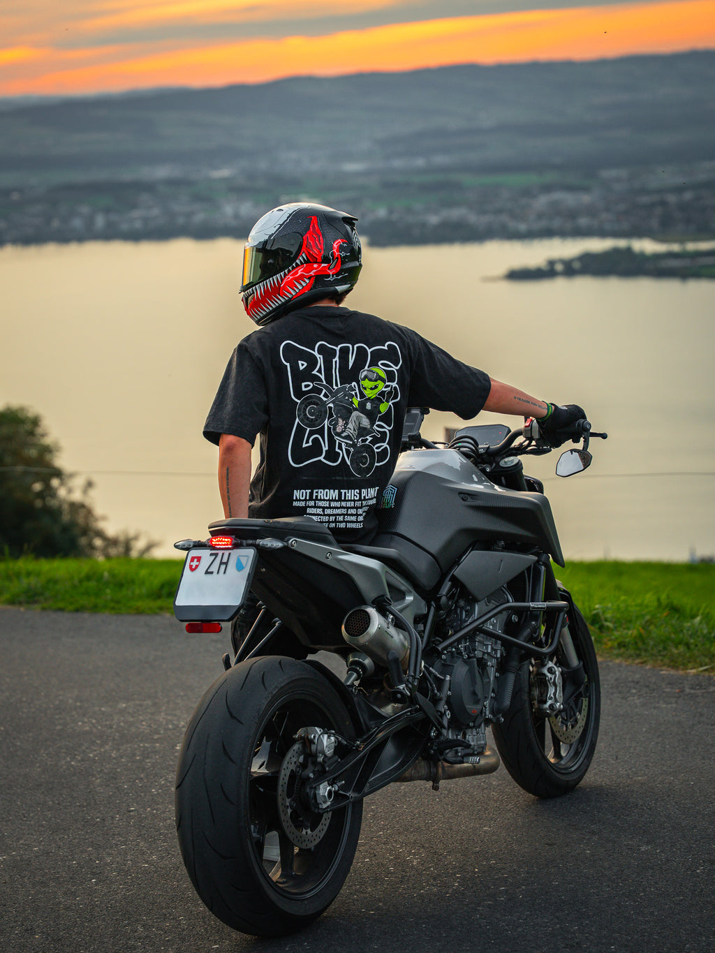 PRE-VENTA BIKE LIFE: NOT FROM THIS PLANET T-SHIRT — ACID WASH BLACK